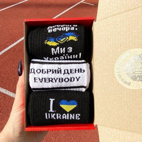 Бокс чоловічих патріотичних шкарпеток 40-45 3 пари в червоній коробці весна-осінь-літо