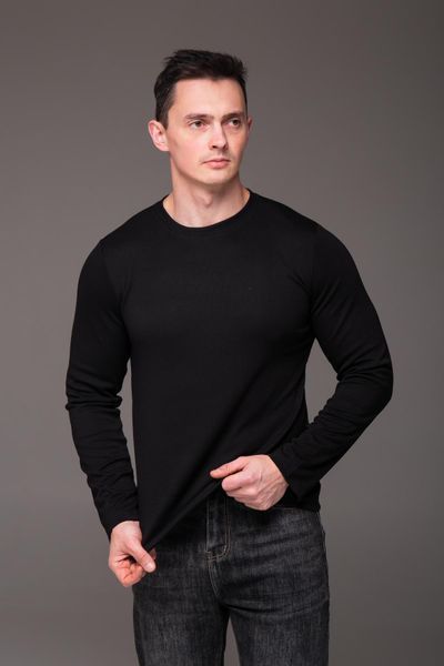 Чоловічий чорний лонгслів &mdash; базова футболка з довгим рукавом
