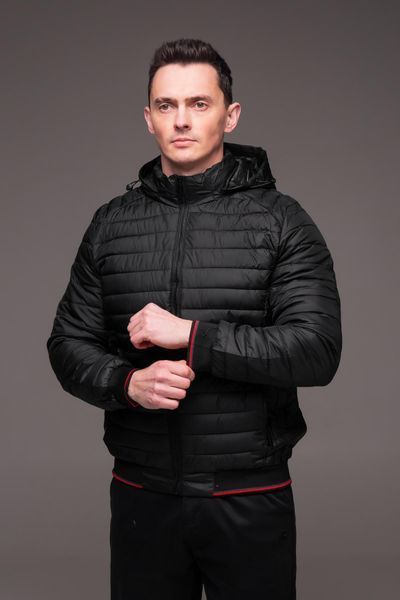 Чоловіча демісезонна стьобана куртка з капюшоном чорна