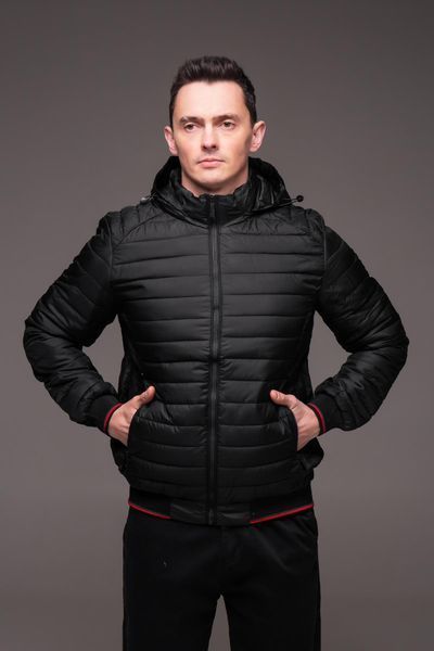 Чоловіча демісезонна стьобана куртка з капюшоном чорна