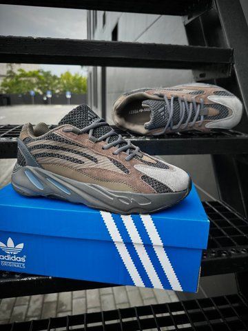 Adidas Yeezy Boost 700 V2 (brown)
