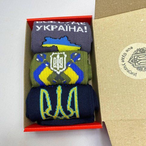 Бокс чоловічих високих патріотичних шкарпеток 40-45 на 3 пари