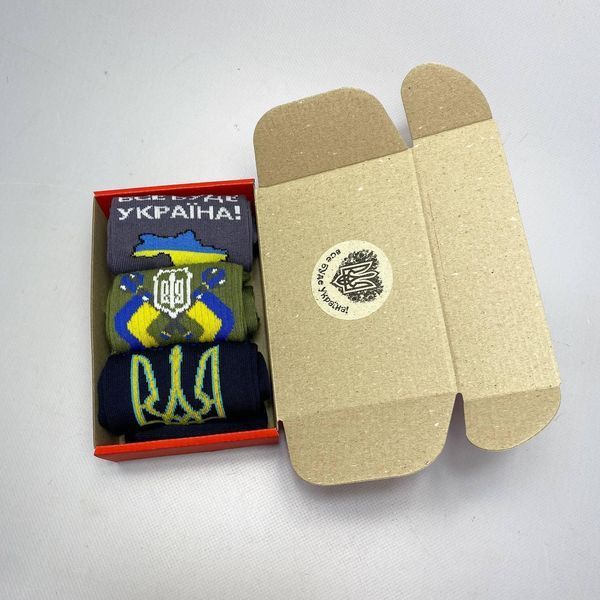 Бокс чоловічих високих патріотичних шкарпеток 40-45 на 3 пари