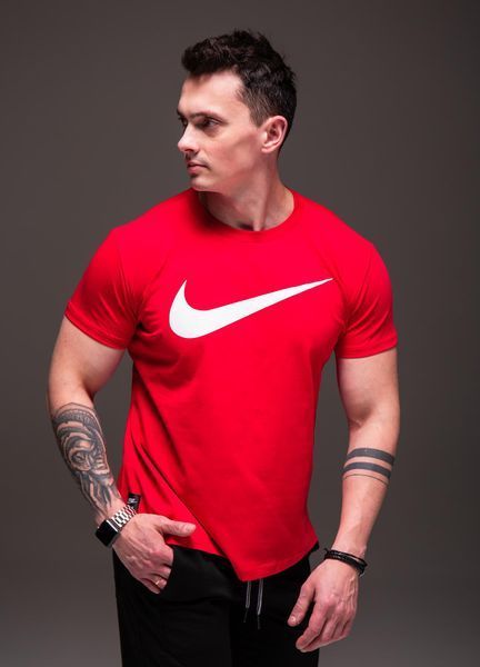 Чоловіча червона футболка з логотипом Nike