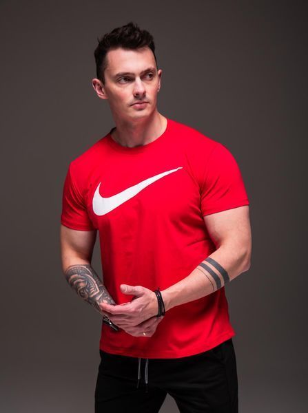 Чоловіча червона футболка з логотипом Nike