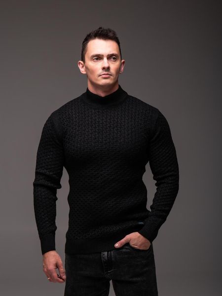 Чорний чоловічий в&rsquo;язаний светр з горловиною під шию
