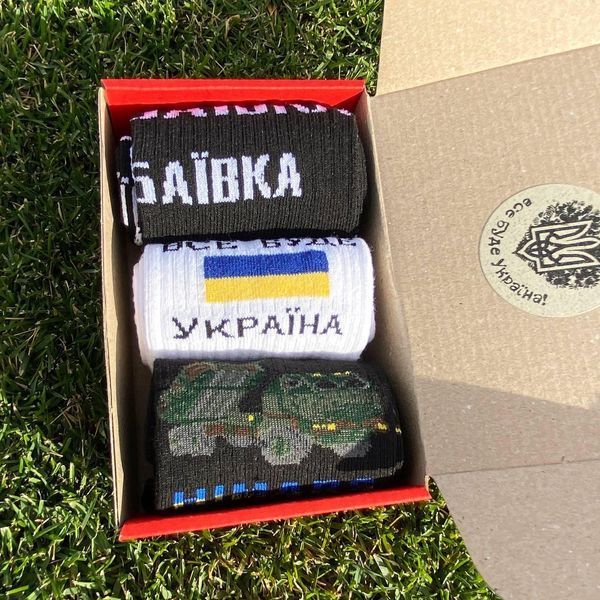 Бокс чоловічих патріотичних шкарпеток 40-45 3 пари в червоній коробці весна-осінь-літо