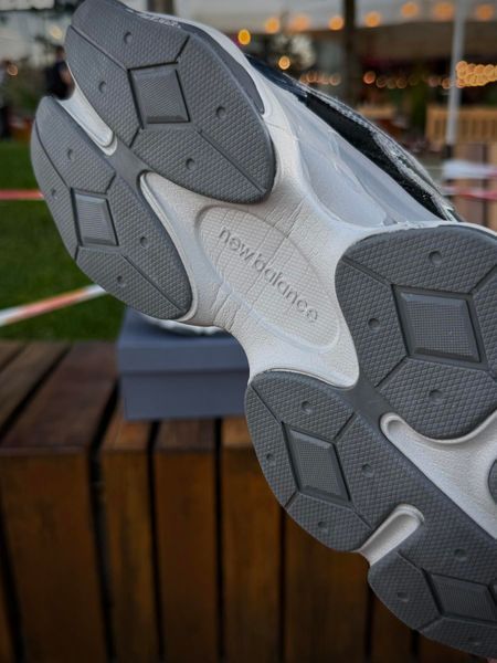 Кросівки New Balance 9060, сірі з чорним (замша, сітка)