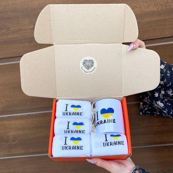 Подарунковий патріотичний бокс "I Love UKRAINE" із кружкою та шкарпетками 8 пар білі для чоловіків