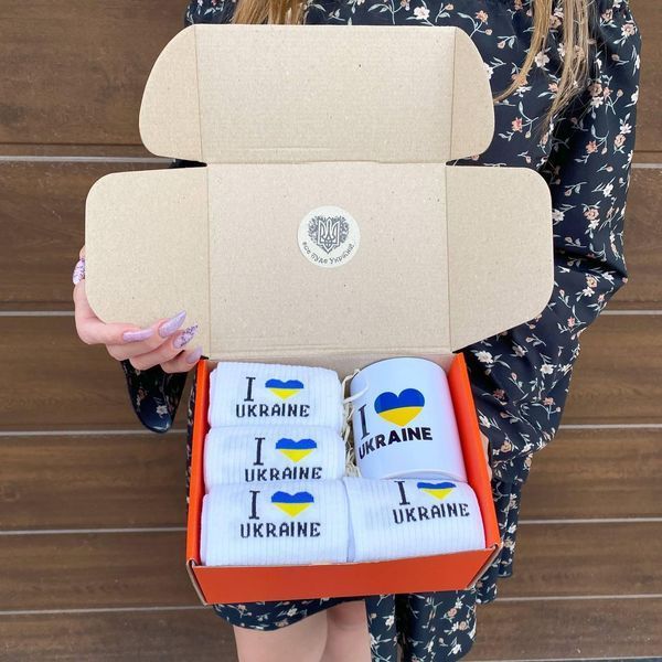 Подарунковий патріотичний бокс "I Love UKRAINE" із кружкою та шкарпетками 8 пар білі для чоловіків