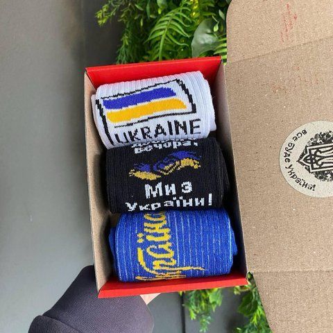 Бокс жіночих патріотичних шкарпеток 36-41 3 пари в червоній коробці весна-осінь