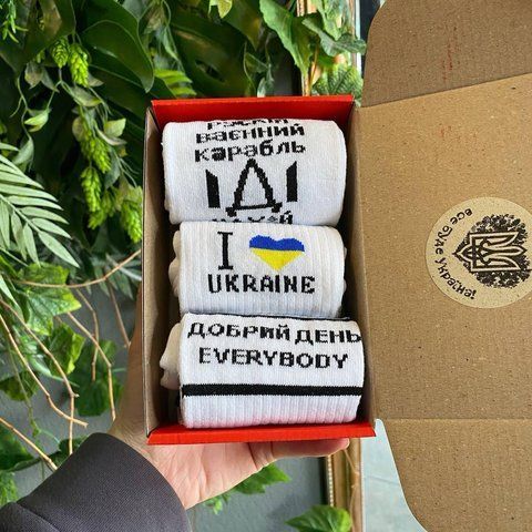 Бокс жіночих патріотичних шкарпеток 36-41 3 пари в червоній коробці весна-осінь