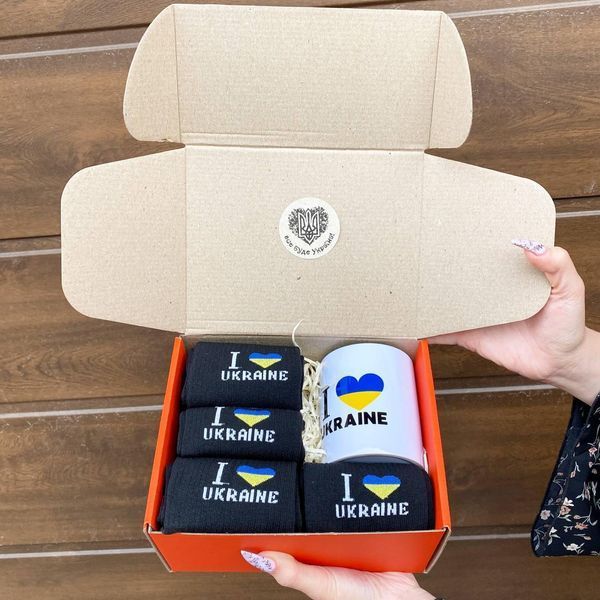Подарунковий патріотичний бокс "I Love UKRAINE" із кружкою та шкарпетками 8 пар чорні для чоловіків