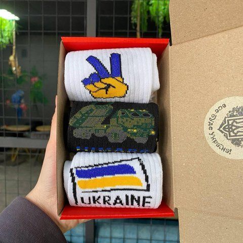 Бокс жіночих патріотичних шкарпеток 36-41 3 пари в червоній коробці весна-осінь