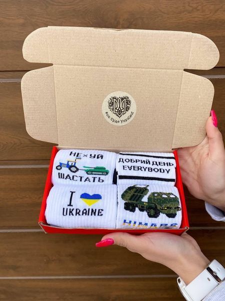 Бокс чоловічих патріотичних шкарпеток 40-45 на 4 пари в червоній коробці весна-осінь-літо