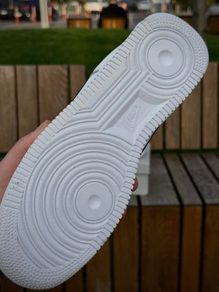 Кросівки Nike Air Force (білі з чорним свушем)