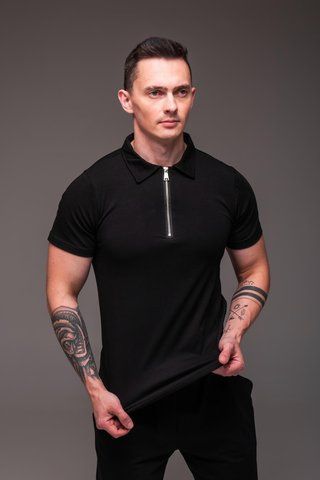 Чоловіча трикотажна футболка поло чорна з металевою застібкою
