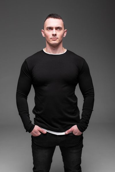 Чорна базова чоловіча футболка з довгими рукавами 1406 фото