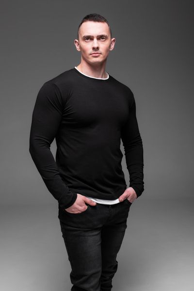 Чорна базова чоловіча футболка з довгими рукавами 1406 фото