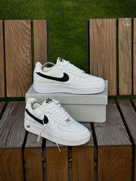 Кросівки Nike Air Force (білі з чорним свушем)