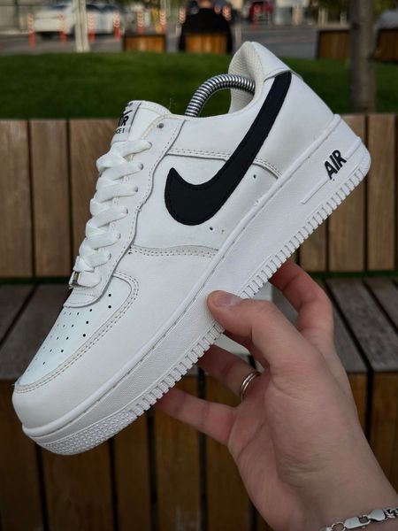 Кросівки Nike Air Force (білі з чорним свушем)