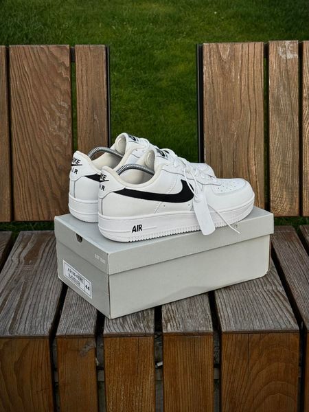 Кросівки Nike Air Force (білі з чорним свушем)