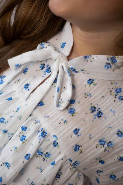 Підліткова біла сукня з мусліну у блакитну квіточку з мереживом, розміри 140-164, Україна