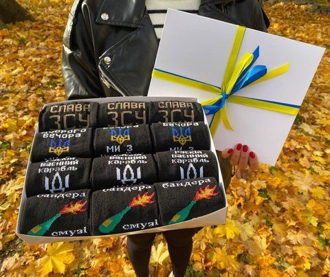Великий бокс чоловічих патріотичних шкарпеток на 12 пар 41-45 р в подарунковій коробці із стрічкою весна-осінь-літо