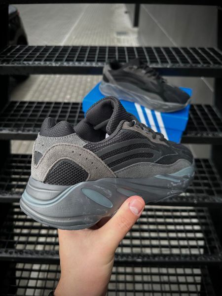Adidas Yeezy Boost 700 V2 (чорно-сірі)