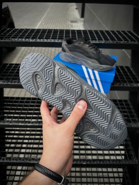 Adidas Yeezy Boost 700 V2 (чорно-сірі)