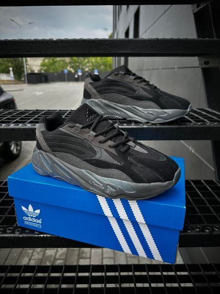 Adidas Yeezy Boost 700 V2 (чорно-сірі)
