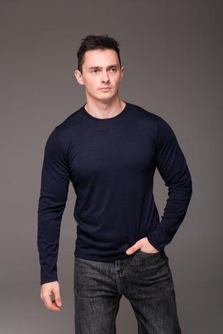Чоловічий синій лонгслів &mdash; базова футболка з довгим рукавом